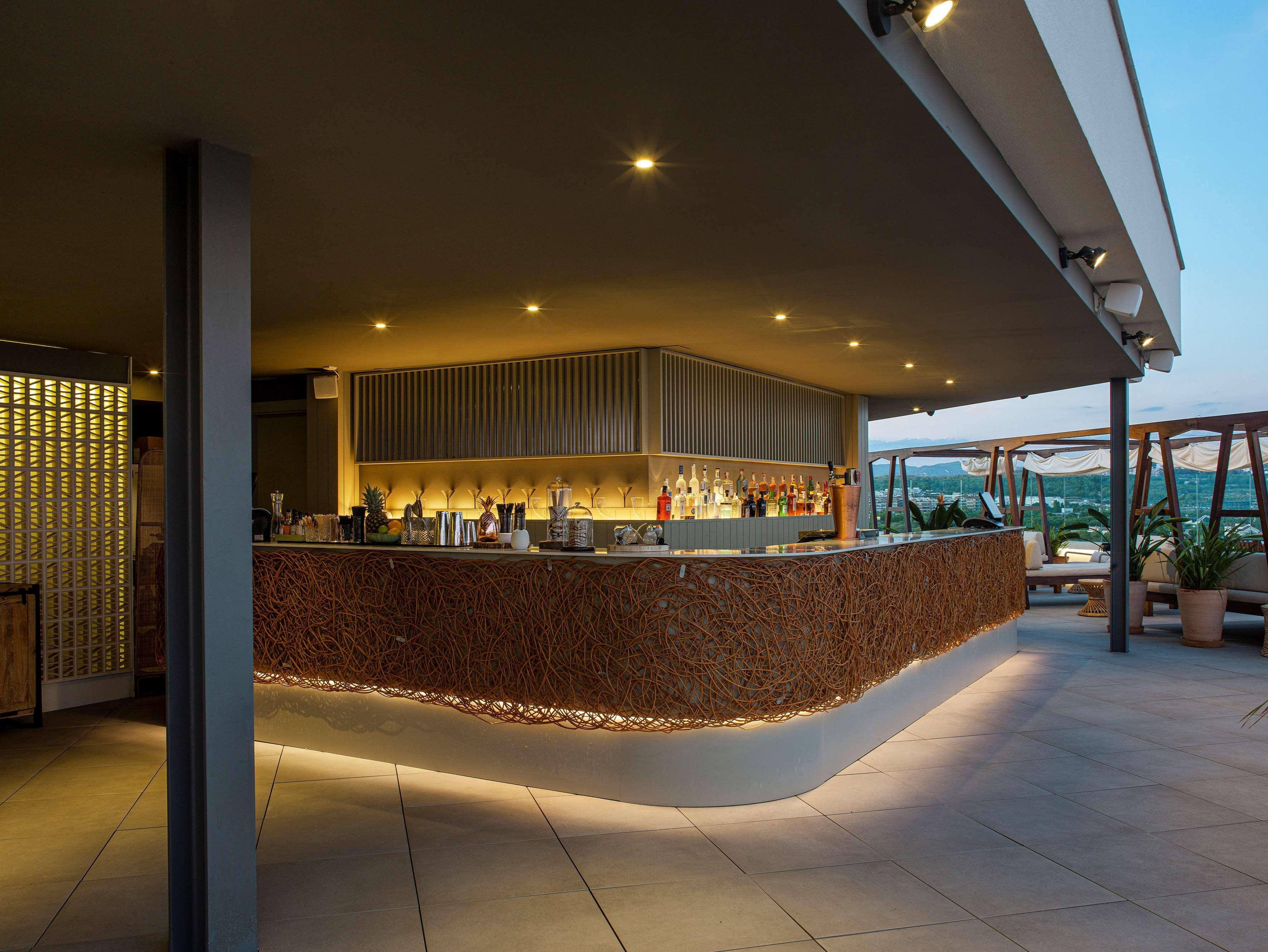 Hotel Me Sitges Terramar Exteriér fotografie The bar at the rooftop
