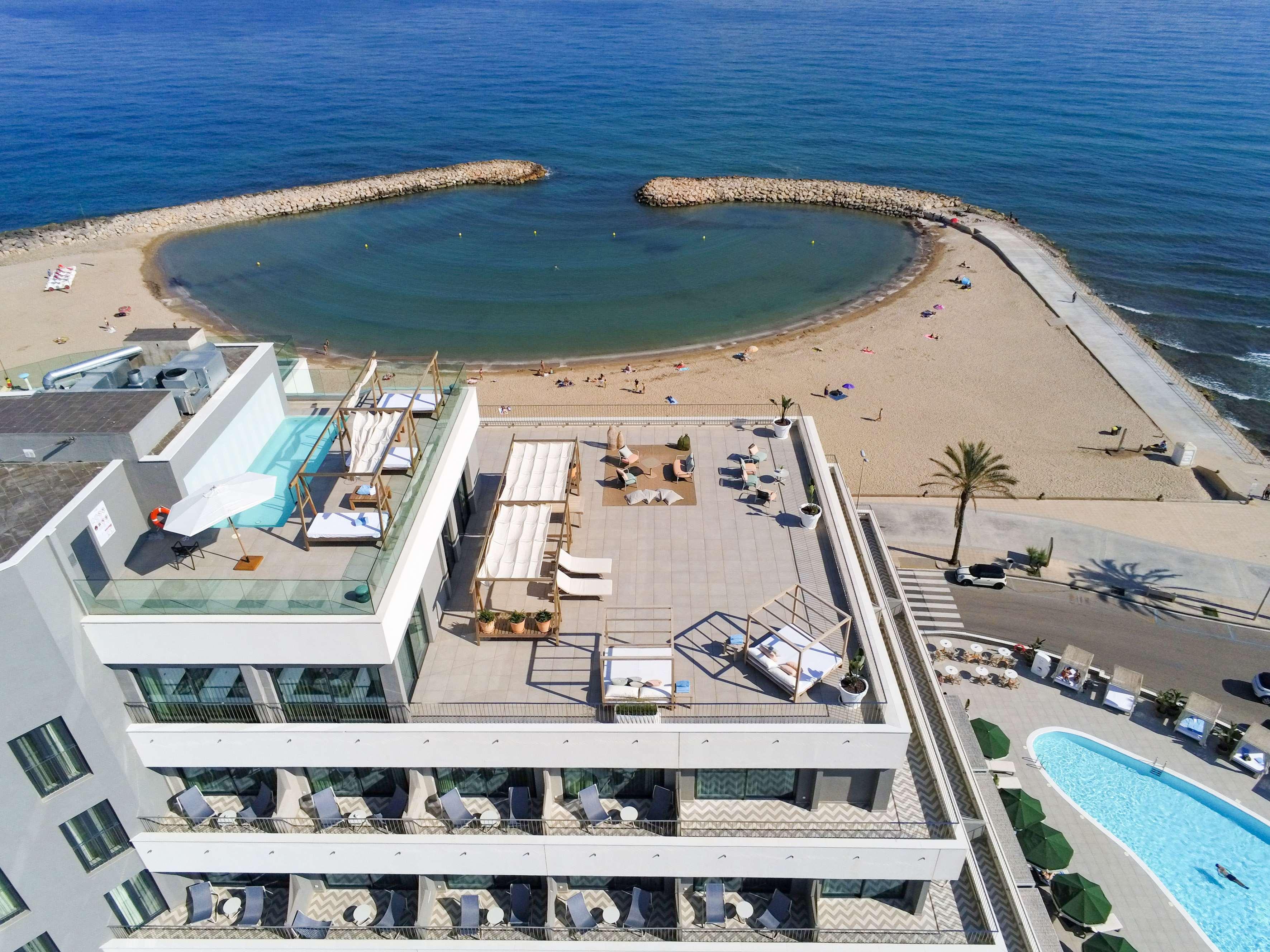 Hotel Me Sitges Terramar Exteriér fotografie Aerial view of the hotel