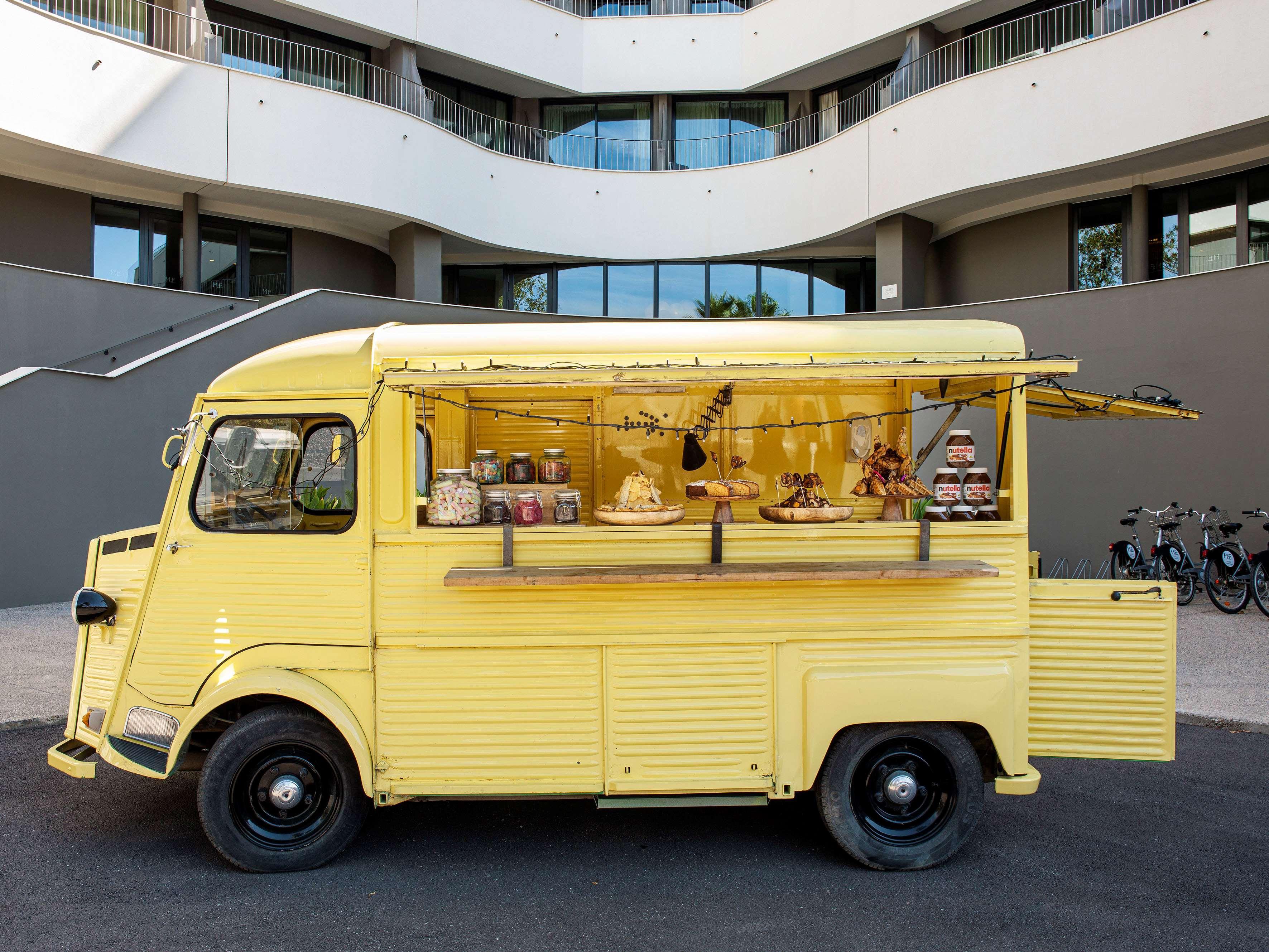 Hotel Me Sitges Terramar Exteriér fotografie A Citroën Type HY