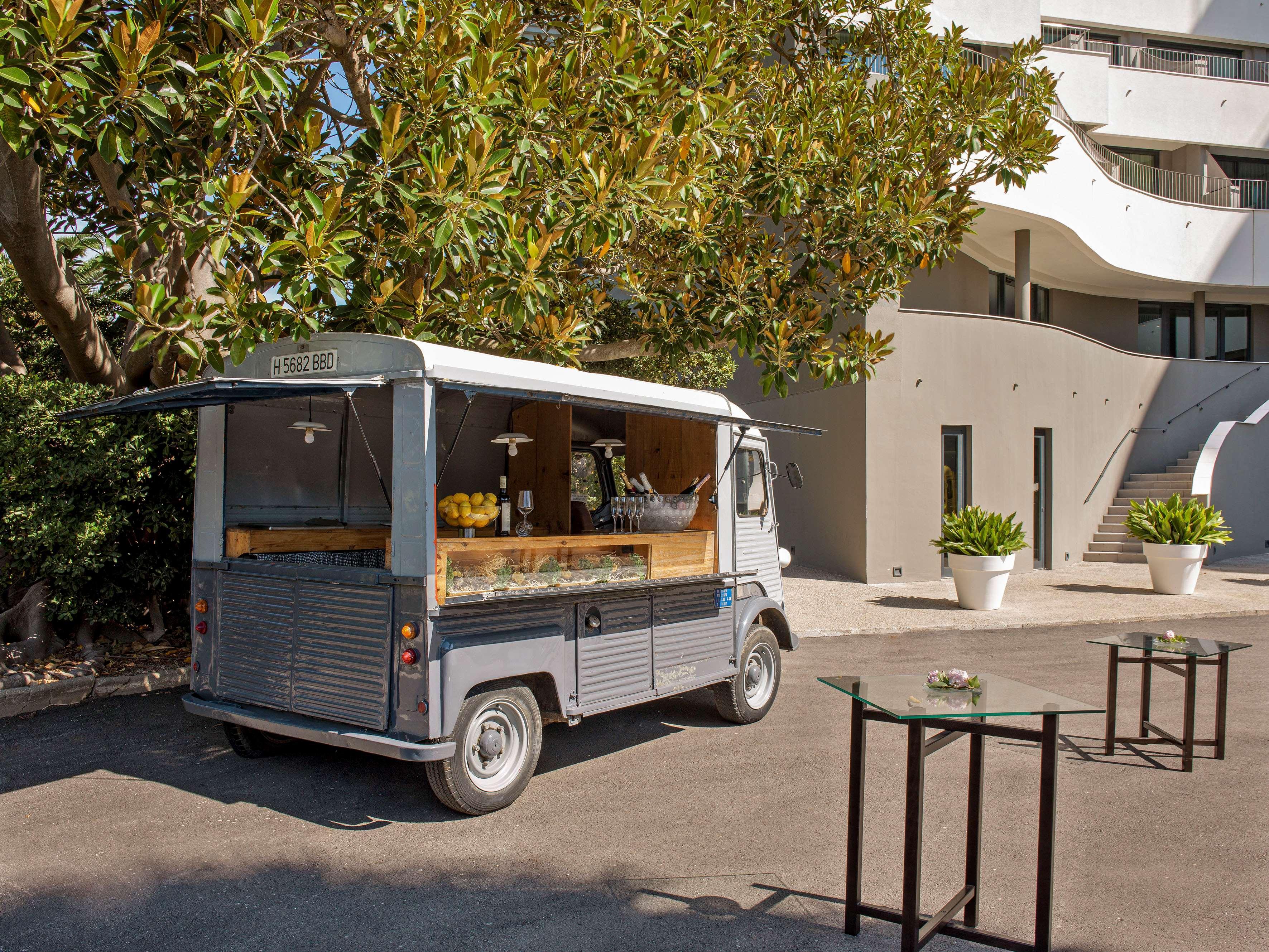 Hotel Me Sitges Terramar Exteriér fotografie A food truck in San Francisco