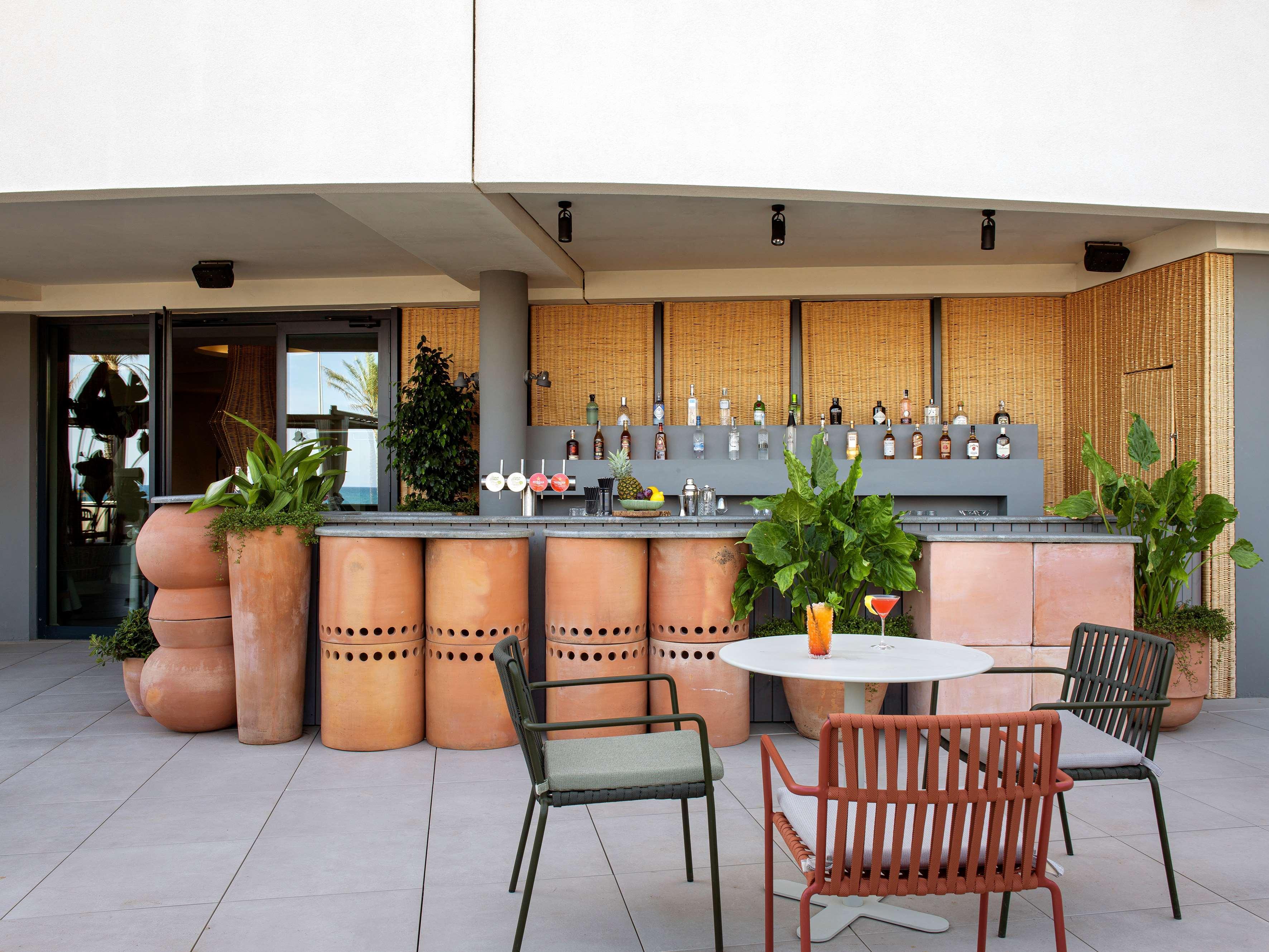 Hotel Me Sitges Terramar Exteriér fotografie The rooftop bar at the hotel