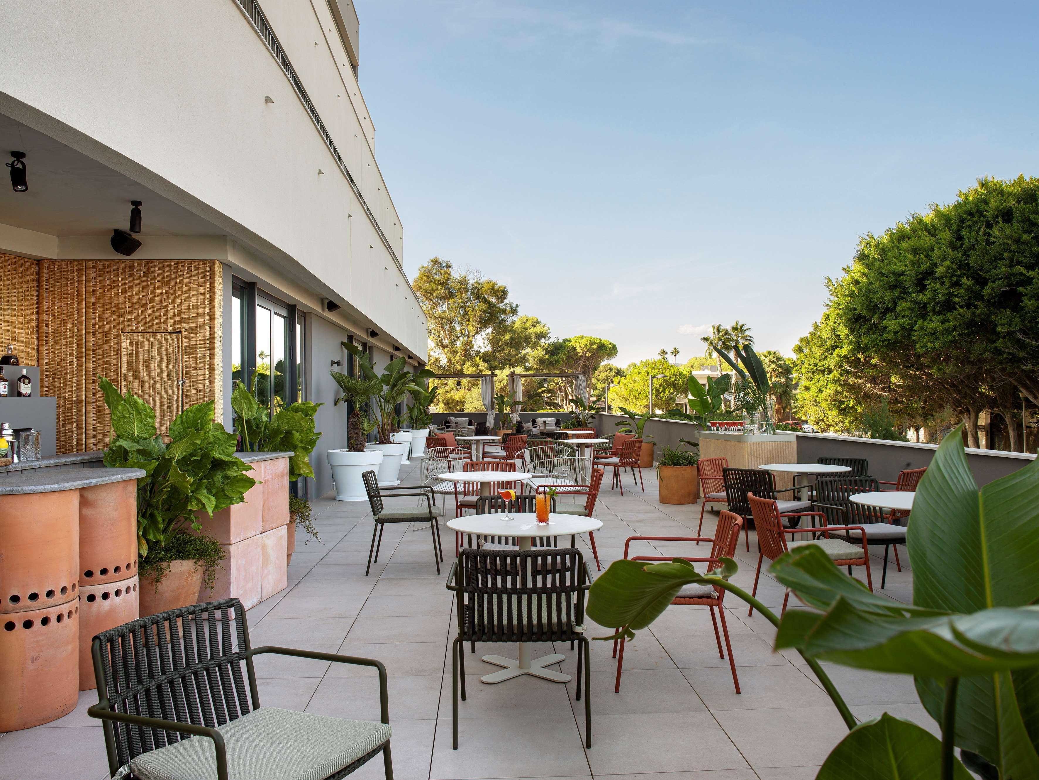 Hotel Me Sitges Terramar Exteriér fotografie The rooftop bar at the West Hollywood Edition