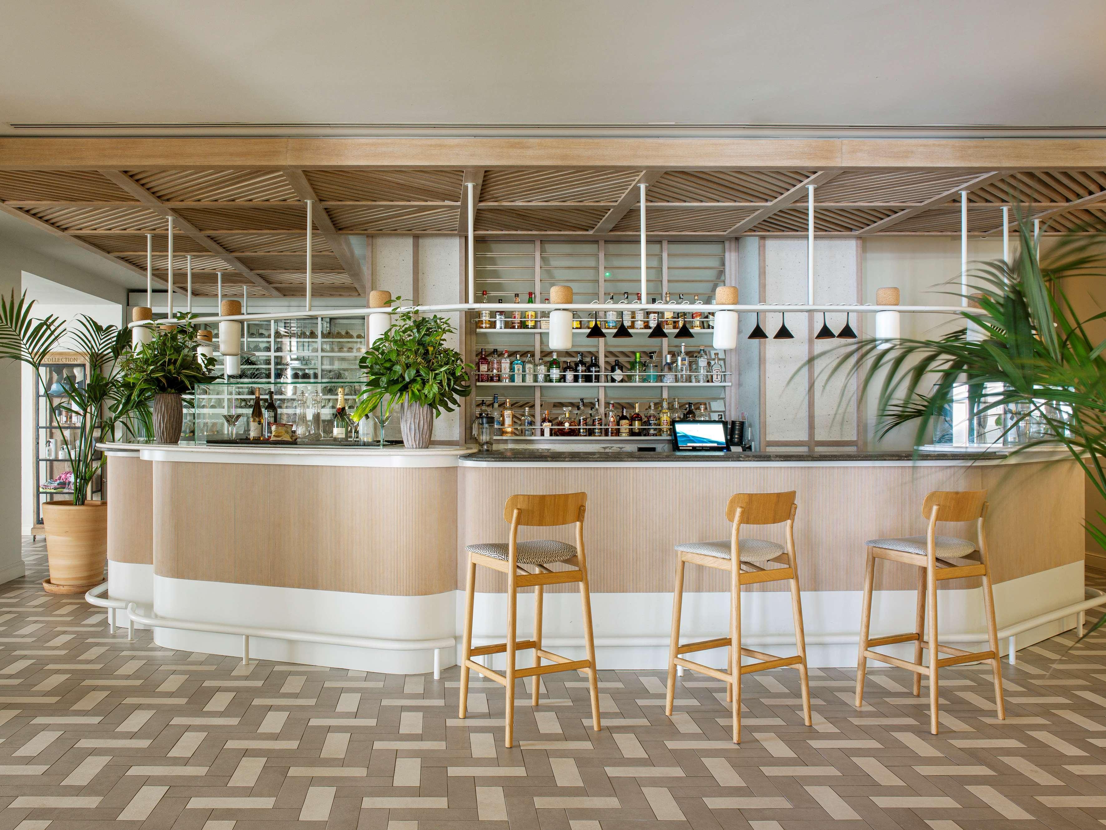 Hotel Me Sitges Terramar Exteriér fotografie The bar at the hotel