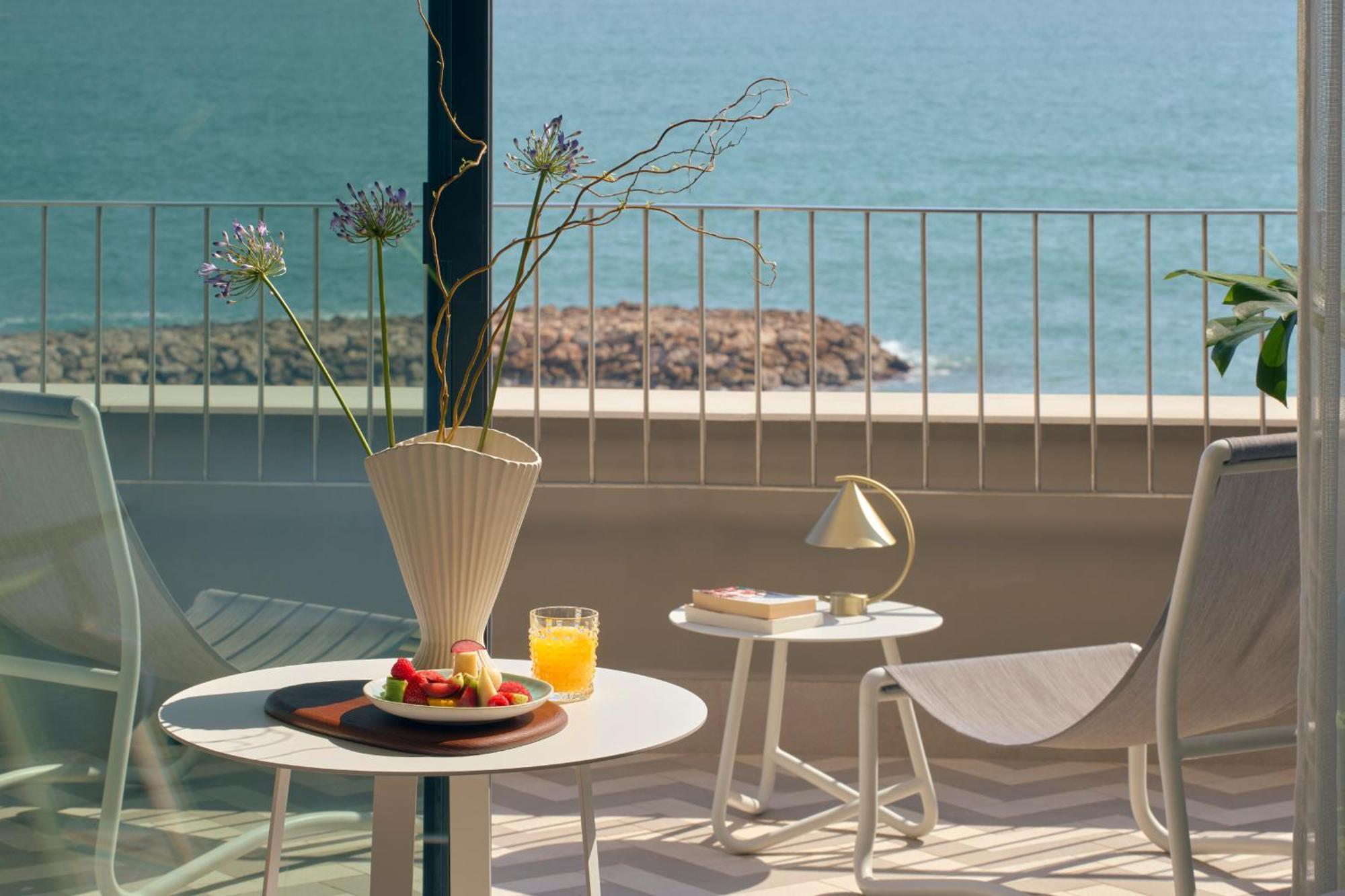 Hotel Me Sitges Terramar Exteriér fotografie A balcony at the hotel