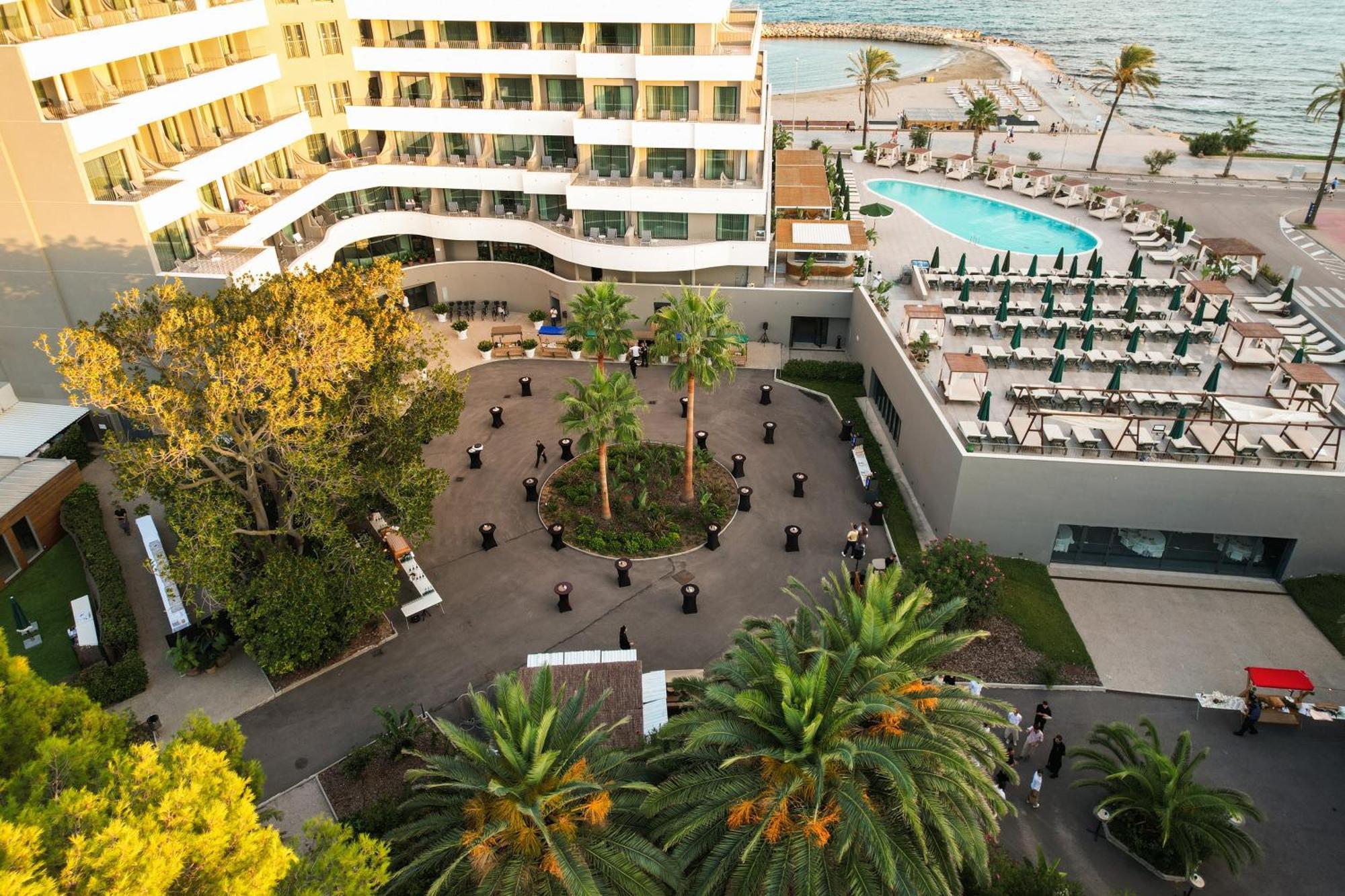 Hotel Me Sitges Terramar Exteriér fotografie The hotel's courtyard