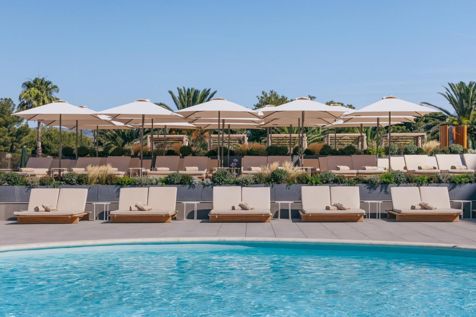 Hotel Me Sitges Terramar Exteriér fotografie The pool at the hotel