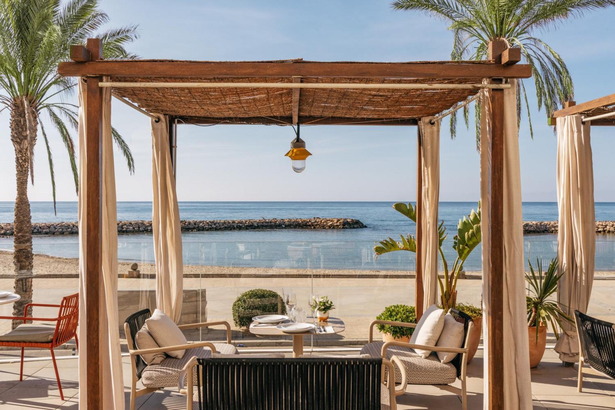 Hotel Me Sitges Terramar Exteriér fotografie Beachfront dining at the hotel