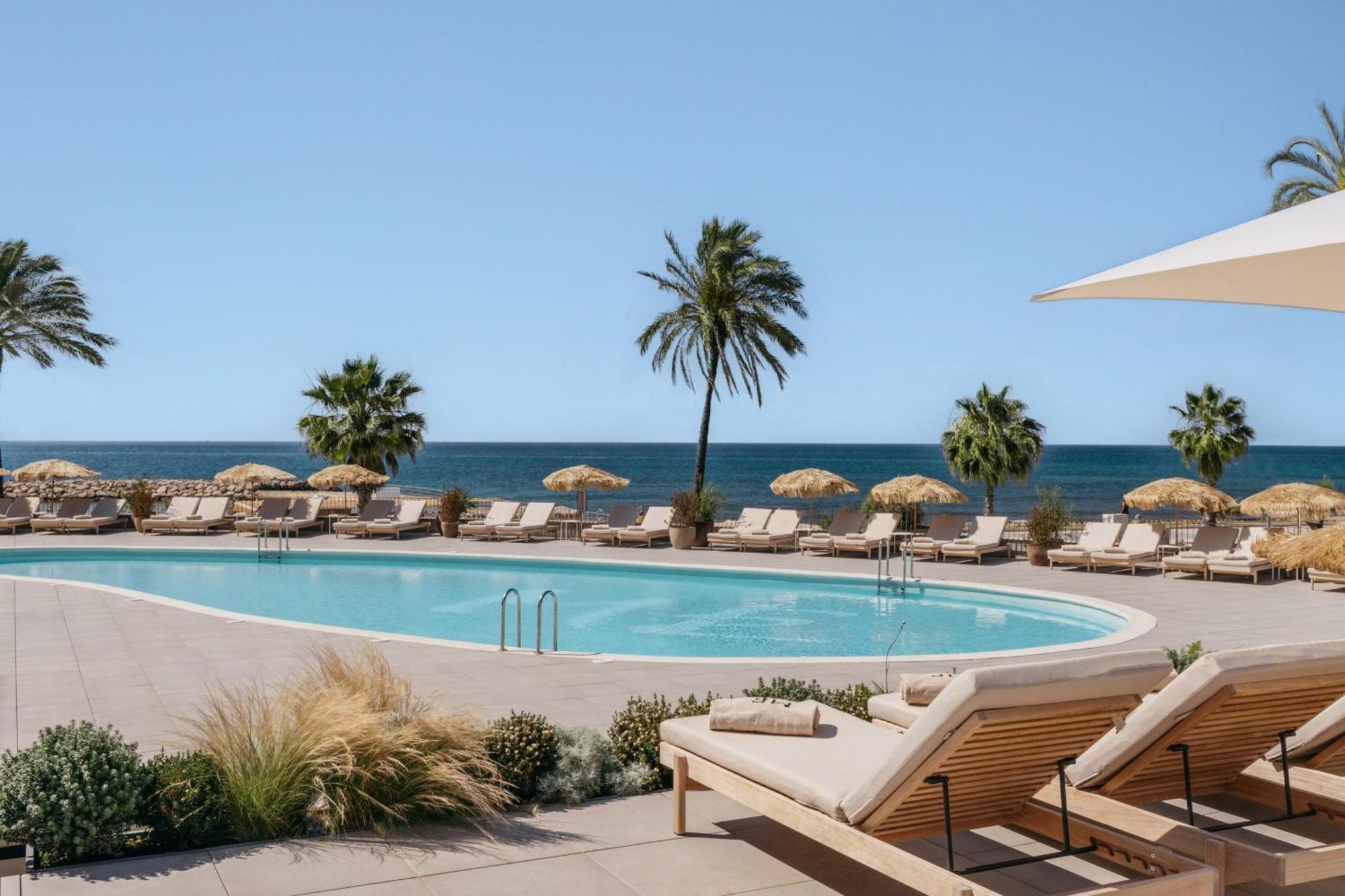 Hotel Me Sitges Terramar Exteriér fotografie The pool at the Hotel du Cap-Eden-Roc