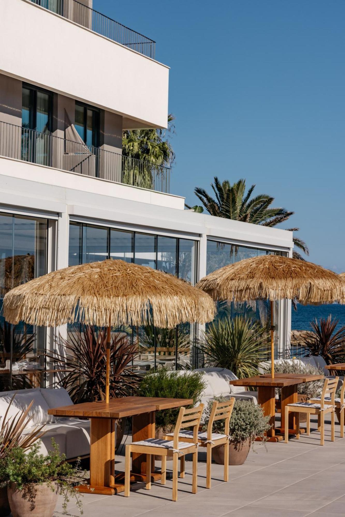 Hotel Me Sitges Terramar Exteriér fotografie The beach at the hotel