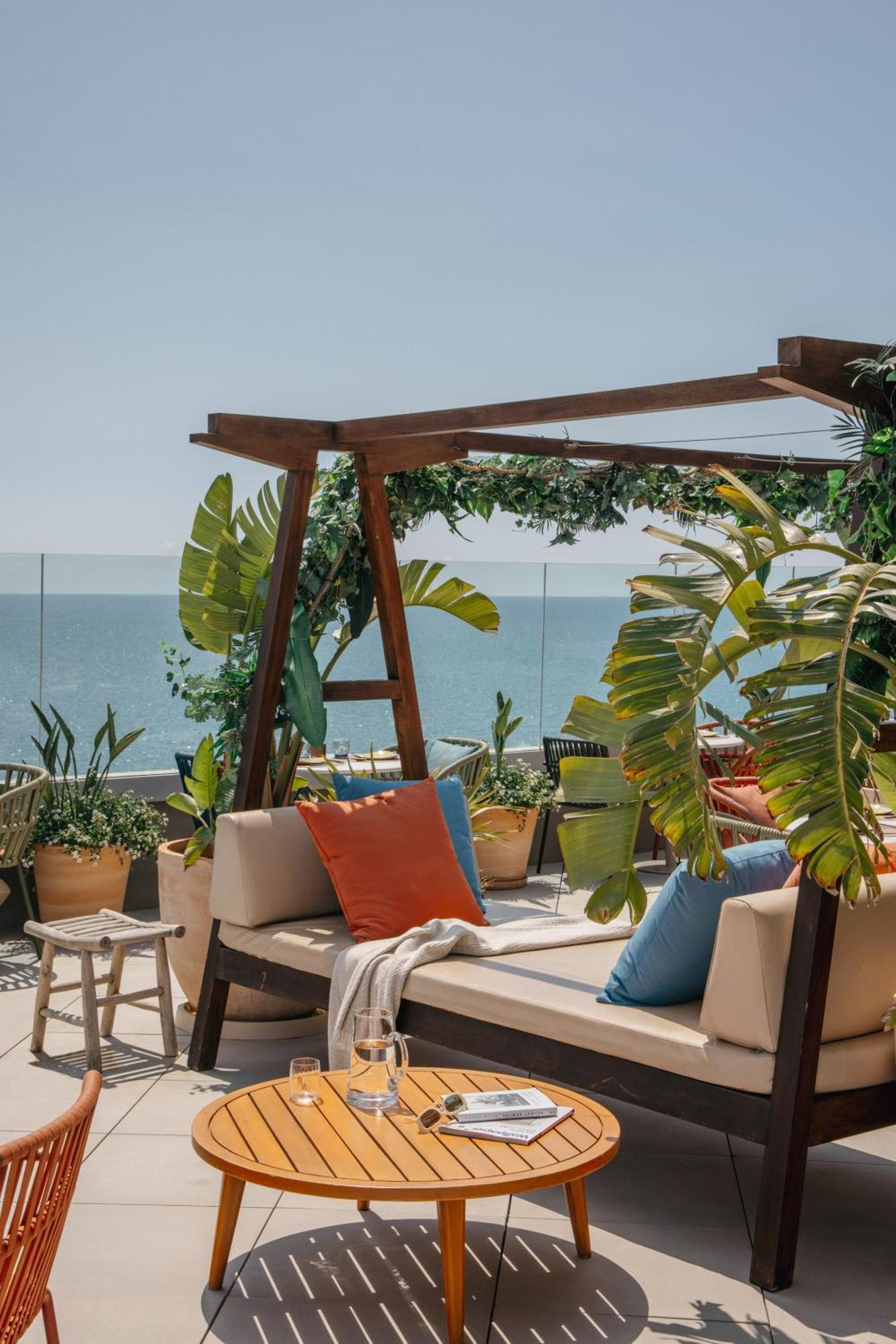 Hotel Me Sitges Terramar Exteriér fotografie The rooftop terrace at the hotel