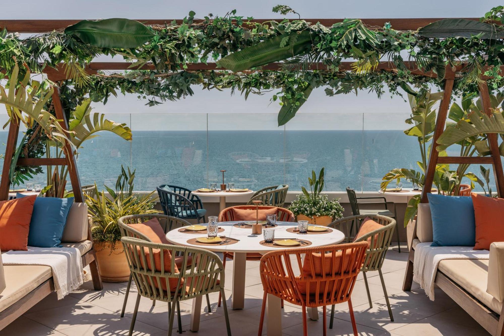 Hotel Me Sitges Terramar Exteriér fotografie The rooftop bar at the hotel